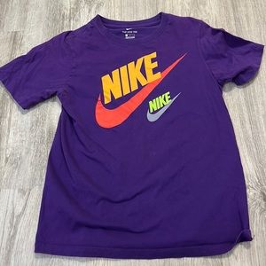 purple nike tee in L
